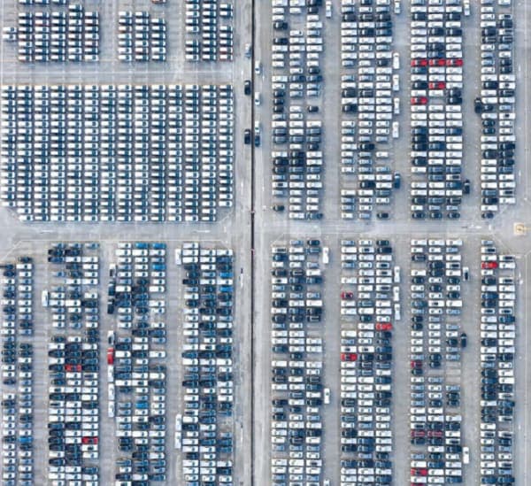 How to Choose the Right Data Management System for Your Business Needs: Understanding the Differences Between Databases, Data Warehouses, Data Lakes, and Data Hubs.